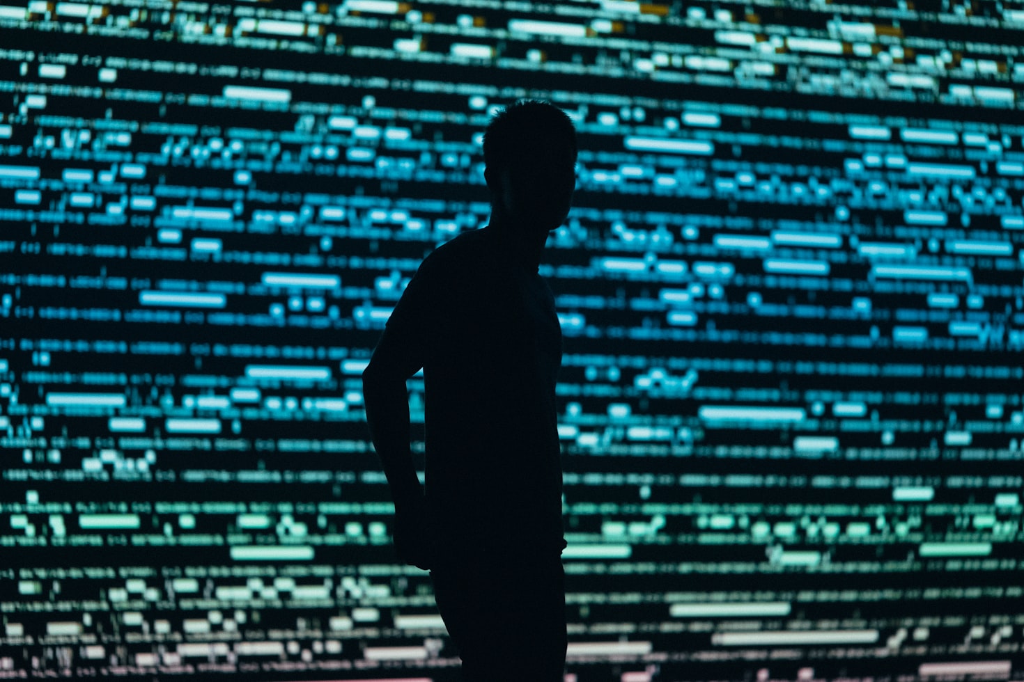 Person vor einer Datenwand
